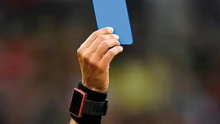 La IFAB y FIFA aprueban nuevas reglas en el fútbol mundial. El uso de la tarjeta azul quedó descartado.