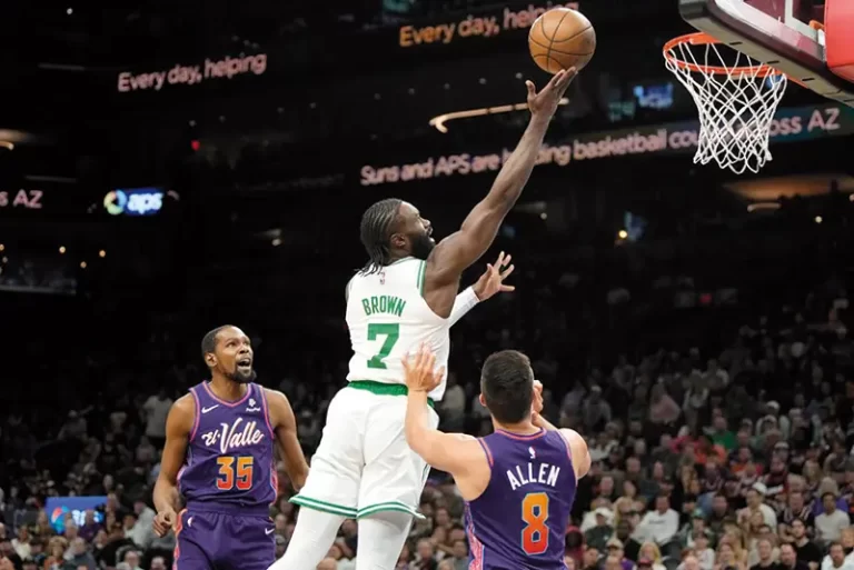 Jaylen Brown contra los Phoenix Suns