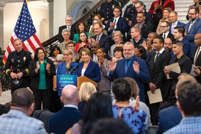 La gobernadora Maura T. Healey anunció que tomará una acción ejecutiva para perdonar condenas por delitos menores de posesión de marihuana en Massachusetts.