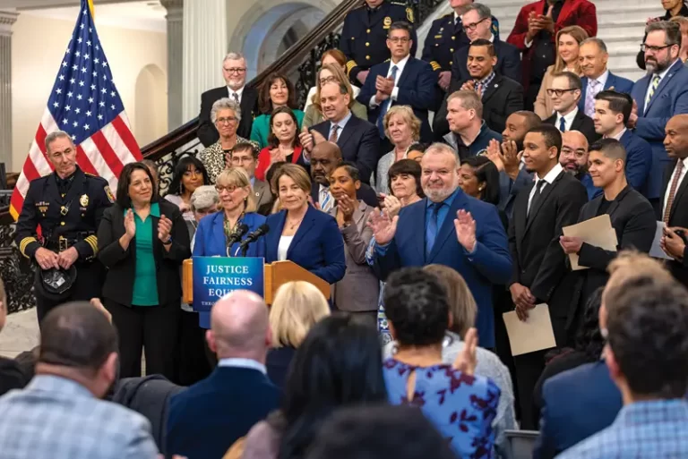 La gobernadora Maura T. Healey anunció que tomará una acción ejecutiva para perdonar condenas por delitos menores de posesión de marihuana en Massachusetts.