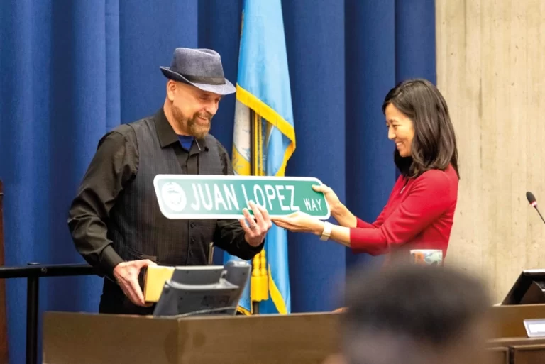 Juan López recibe honor de Michelle Wu