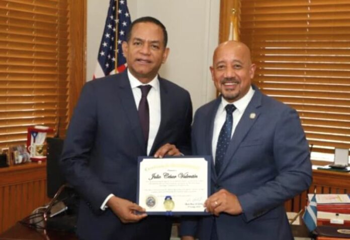 Alcalde de Lawrence recibe a presidente de "Justicia Social"