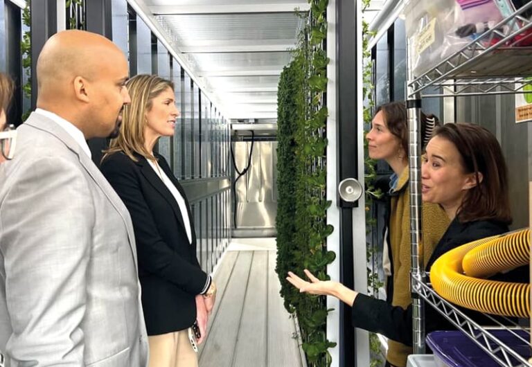 El Senador Pavel Payano y la congresista Lori Trahan visitaron el Haverhill YMCA junto a la delegación estatal de Haverhill y los líderes locales.