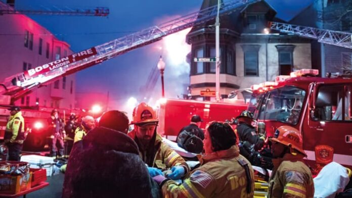 Voraz incendio en East Boston deja un muerto y un niño herido