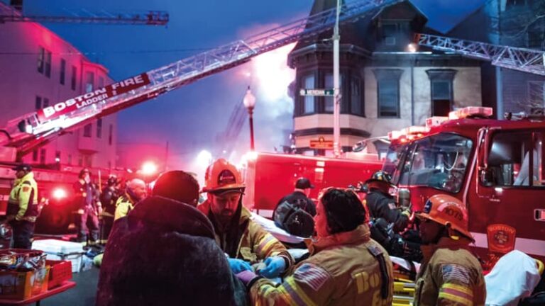 Voraz incendio en East Boston deja un muerto y un niño herido