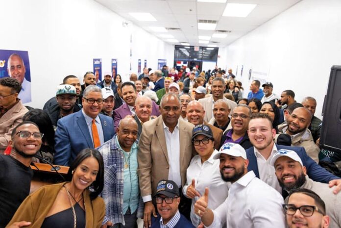 En campaña por asiento en Senado dominicano en Boston