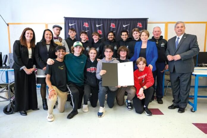 La gobernadora Maura Healey se reunió con el club de robótica de la escuela secundaria de North Andover y los felicitó antes del Campeonato Mundial de Robótica Vex, en el que competirán a finales de abril.
