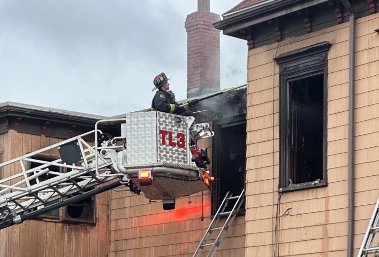 Incendio en East Boston deja 1 muerto y 1 niño herido