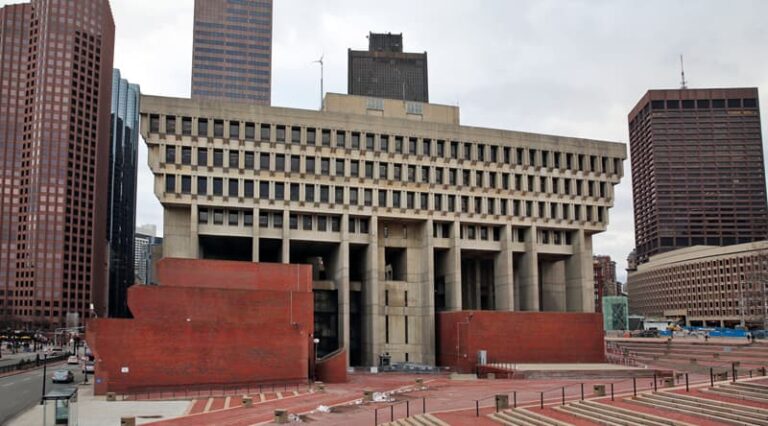 Pistolero intentó ingresar al City Hall de Boston