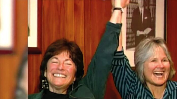 Decenas de personas llegaron a la Iglesia de Arlington en Boston para conmemorar 20 años desde que Massachusetts se convirtió en el primer estado de la nación en legalizar el matrimonio entre parejas del mismo sexo. Maura Healey, la primera gobernadora de Massachusetts abiertamente gay, recalcó que la comunidad LGBTQ+ merece los mismos derechos y libertades como cualquier otra persona. Cambridge fue la primera ciudad del país en dar la licencia de matrimonio a una pareja del mismo sexo el 17 de mayo del 2004. “Es importante para nuestra cultura latina celebrar este día histórico”, dijo Samantha Montaño, representante estatal quien forma parte de la comunidad LGBTQ+.
