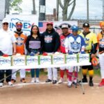 Por segundo año consecutivo, el Instituto del Dominicano y Dominicana en el Exterior (INDEX) Boston entregó 57 docenas de bolas a las 57 ligas que representan sus equipos de softball de las diferentes ciudades de Massachusetts y Connecticut, en sus distintos actos de apertura.