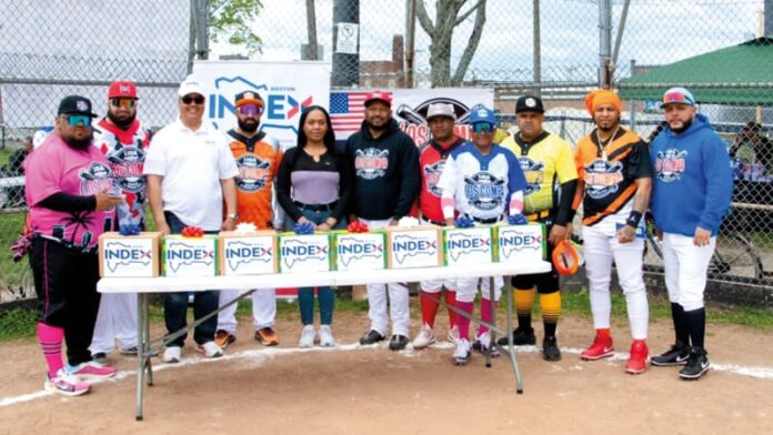 Por segundo año consecutivo, el Instituto del Dominicano y Dominicana en el Exterior (INDEX) Boston entregó 57 docenas de bolas a las 57 ligas que representan sus equipos de softball de las diferentes ciudades de Massachusetts y Connecticut, en sus distintos actos de apertura.