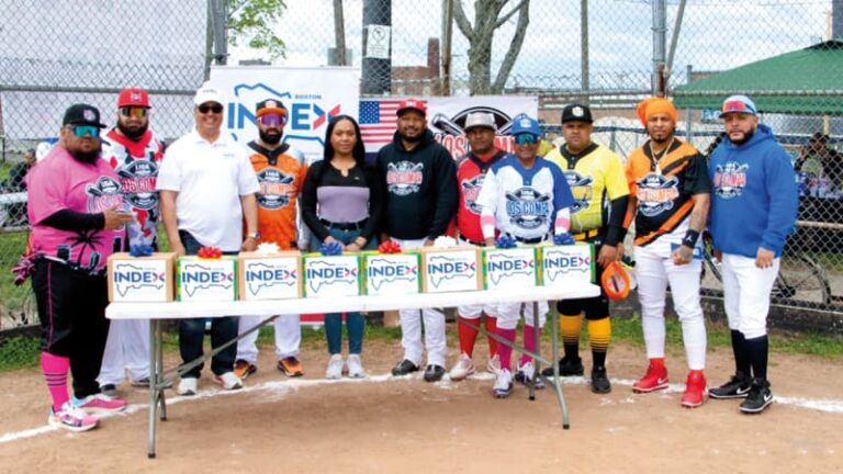 Por segundo año consecutivo, el Instituto del Dominicano y Dominicana en el Exterior (INDEX) Boston entregó 57 docenas de bolas a las 57 ligas que representan sus equipos de softball de las diferentes ciudades de Massachusetts y Connecticut, en sus distintos actos de apertura.
