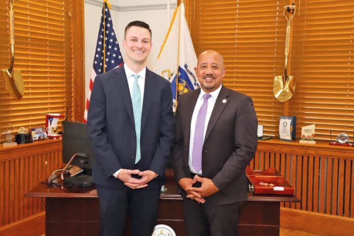 El alcalde Brian DePeña anunció el nombramiento de Michael J. Owens como nuevo Director del Departamento de Personal de la ciudad