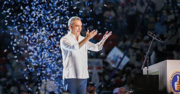 Dominicanos de fiesta por reelección de Luis Abinader