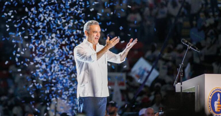 Dominicanos de fiesta por reelección de Luis Abinader