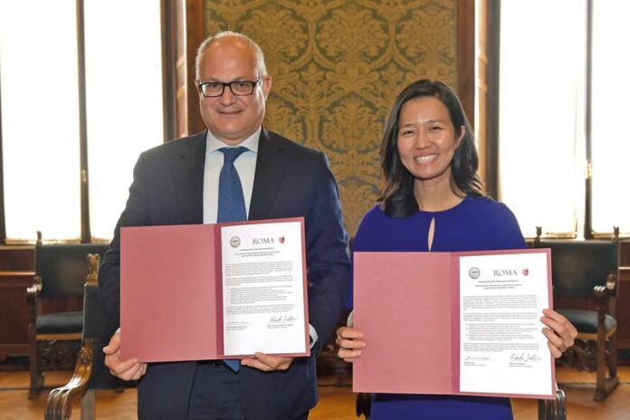 la alcaldesa Michelle Wu luego de firmar con el alcalde de Roma, Roberto Gualtieri, una Declaración de Intención para establecer una asociación cultural y económica formal entre las dos ciudades.