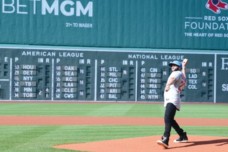 El Alfa tira primera bola en Fenway Park