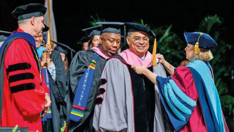 Gilberto Santa Rosa recibe Doctorado de Berklee College