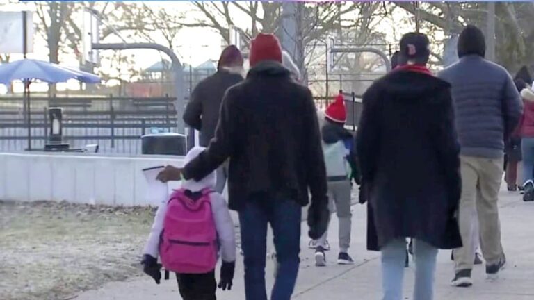 “Desde enero hasta la fecha, hemos visto que más de 1,100 familias han salido del sistema de emergencia en Massachusetts”, dijo la directora de medios de la gobernadora Maura Healey. Según datos oficiales, casi la mitad de las familias que vivían en el refugio temporal que se abrió en Roxbury, ha encontrado un lugar donde vivir. “Esto hace que el sistema se mueva y no se cree una crisis”, anotó Valentina Amaro. El refugio temporal que se abrió en Roxbury va a cerrar en los próximos días, por lo que ya se comenzó a trasladar a las familias migrantes a la casa de los veteranos en Chelsea que opera bajo la administración de la Colaborativa, una organización proinmigrante que lidera Gladys Vega. Ya han llegado entre 75 a 80 personas, mujeres embarazadas, madres y padres solteros y grupos de familias, refirió Dinangili Paulino, miembro de La Colaborativa, señalando que están recibiendo familias de distintas partes del mundo. “El grupo es mixto, tenemos haitianos, colombianos, venezolanos y bolivianos”. Muchas de las personas que duermen en el aeropuerto Logan de Boston y en el albergue de Cambridge, tendrán prioridad para ocupar el edificio que pertenece a los veteranos. “La Casita” como la llaman tiene capacidad para albergar a 300 personas.