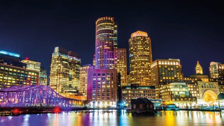 La nueva subvención de la Oficina de Economía de la Vida Nocturna utilizará hasta $250,000 para apoyar a los residentes y organizaciones a revitalizar la economía nocturna de Boston a través de activaciones y programación únicas.