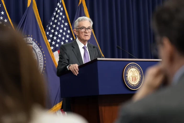 Fed descarta reducir tasas de interés por inflación