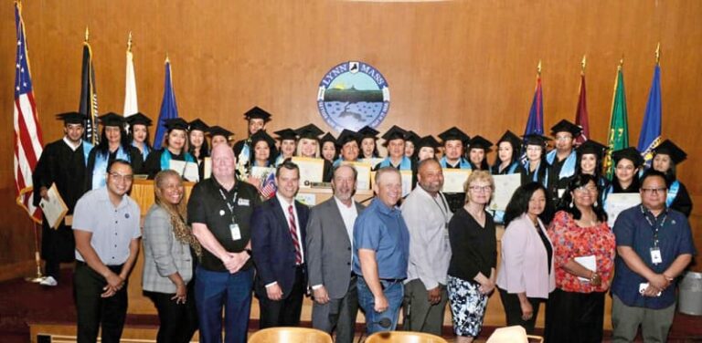 Con asistencia del alcalde de Lynn, Jared Nicholson, del Representante estatal, Peter Capano, y de concejales de la ciudad, la Escuela Latina "Adult ESL & Training" graduó a sus primeros 63 estudiantes