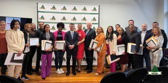 Se gradúa primer grupo de programa "Business of Hard Knocks" en Lynn