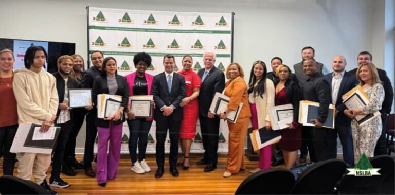Se gradúa primer grupo de programa "Business of Hard Knocks" en Lynn