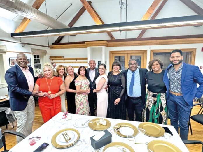 Entregan reconocimiento al alcalde Brian DePeña