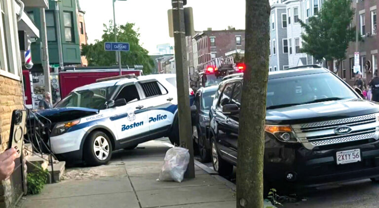 Patrullero se estrella contra dos vehículos en East Boston