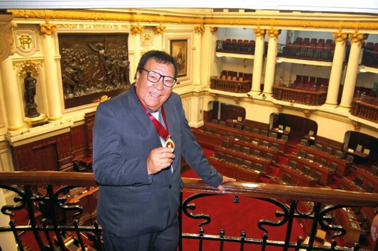 Max Torres, editor de El Mundo Boston, en Congreso peruano con la medalla