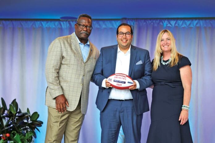 Ciro Valiente recibe premio “Myra Kraft Community MVP”