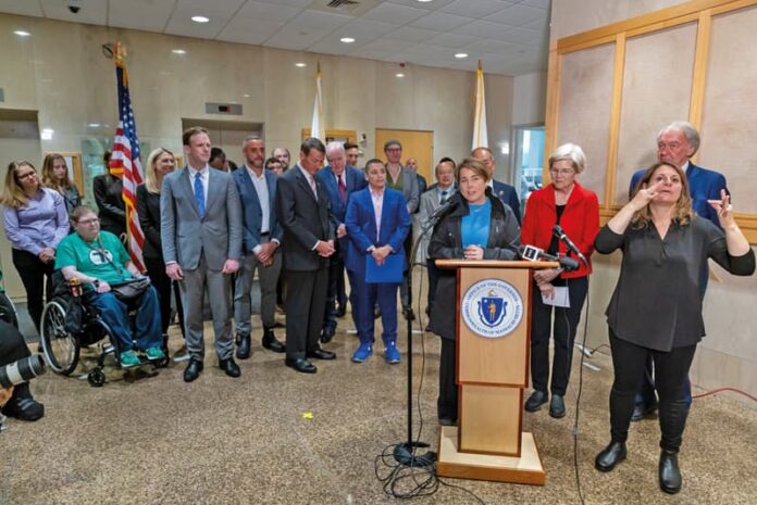 MBTA celebra subvención federal que beneficiará a personas con discapacidades o movilidad limitada a lo largo de los ramales B y C en los vecindarios de Allston, Brighton y Brookline.