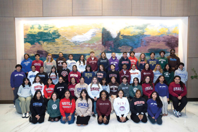 Estudiantes cristalizan sueños al recibir becas para la universidad