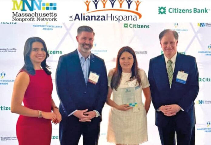 Entregan reconocimiento a directora de Alianza Hispana