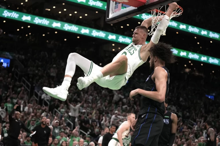 Celtics arrasan 107-89 a Mavericks en primer juego de la final