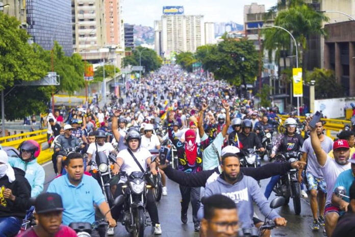 Pueblo venezolano  pide a Maduro que se vaya y comunidad internacional demanda recuento transparente de los votos.