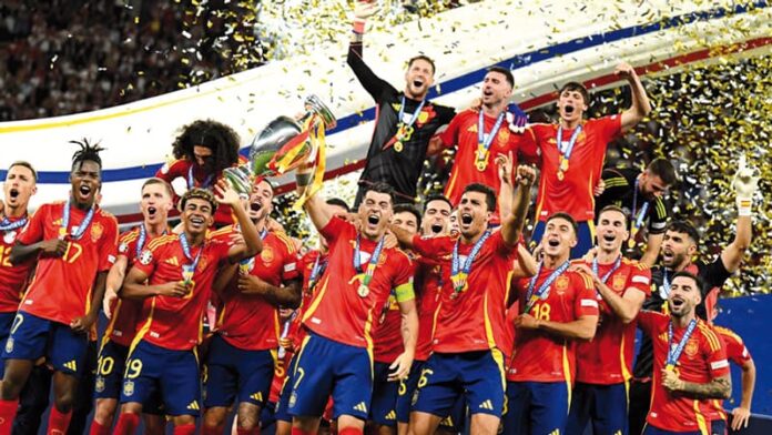 El rostro juvenil de la nueva selección española Yamal y Williams, que acaban de cumplir 17 y 22 años respectivamente, son el rostro de una nueva selección, la de Luis de la Fuente, que ha seducido a toda Europa a lo largo del torneo, con pleno de victorias en los siete partidos disputados. Contra gigantes de la vieja Europa como Italia, Alemania, Francia o Inglaterra, la ‘Roja’ ha brillado a base de control, posesión y muchas ayudas entre todos los jugadores.