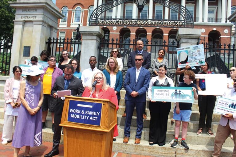 Primer año de la Ley Laboral y Familiar que permite a los sin papeles obtener una licencia de conducir en Massachusetts