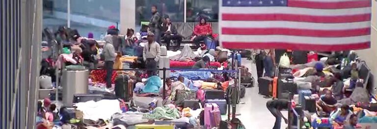 Gobernadora prohibe a Inmigrantes dormir en el aeropuerto Logan