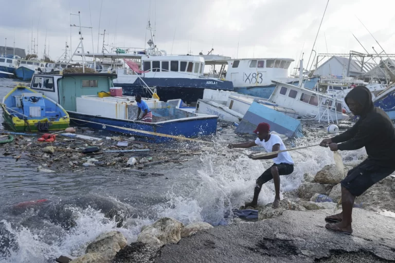 Huracán Beryl se abre paso a aguas abiertas tras devastar el sureste del Caribe