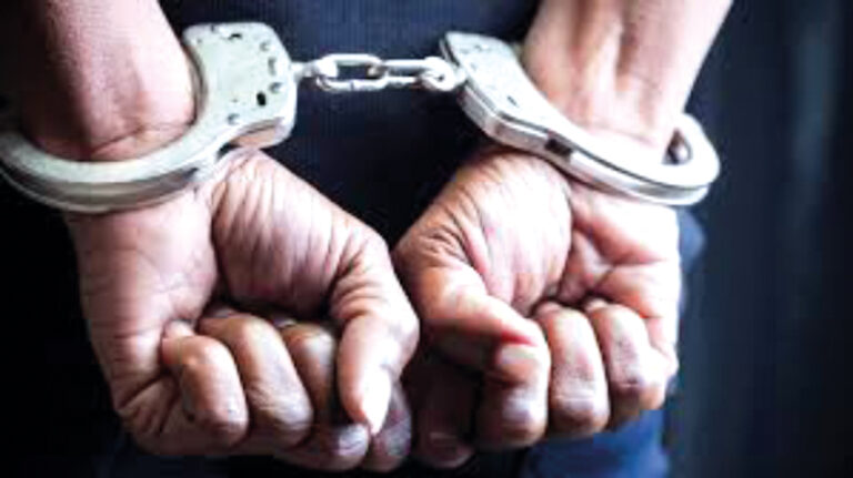 Acusado por llevar materiales de abuso sexual infantil