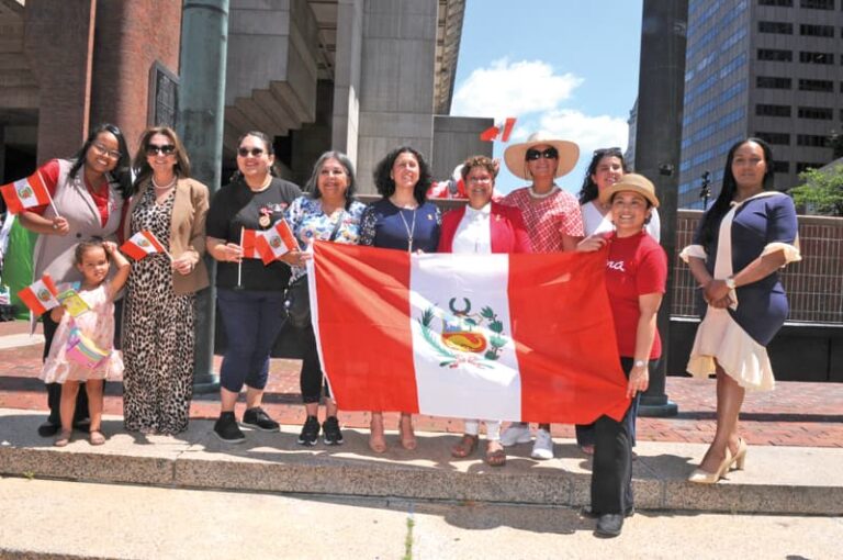 Por primera vez en años peruanos celebraron sus Fiestas Patrias con una gran participación de diversos grupos artísticos con representaciones de las tres regiones del Perú.