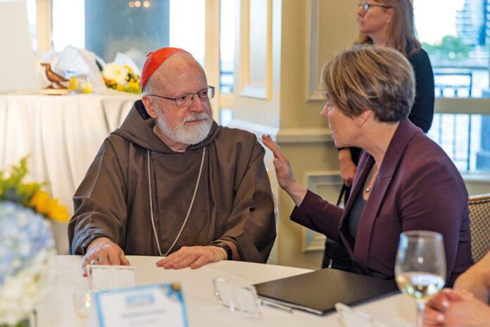 Gobernadora Maura Healey le expresa palabras de gratitud por sus más de 20 años al frente de la Iglesia Católica en Boston