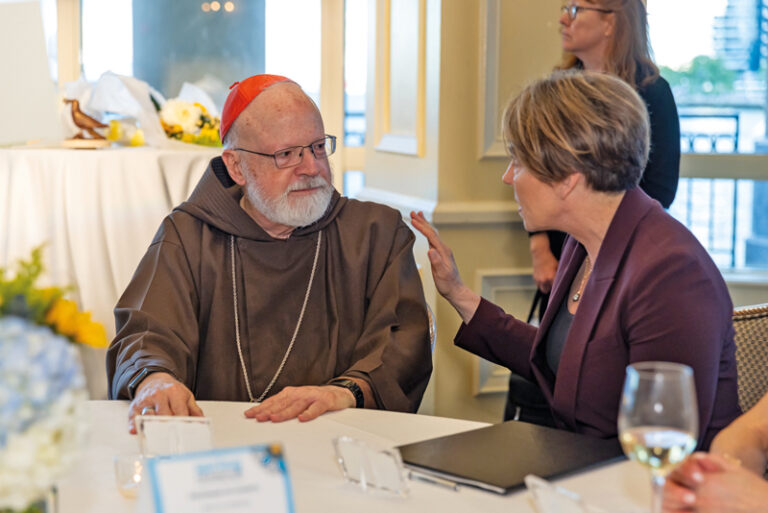 Gobernadora Maura Healey le expresa palabras de gratitud por sus más de 20 años al frente de la Iglesia Católica en Boston