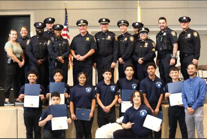 Se gradúan de la Academia Juvenil de la Policía de Chelsea