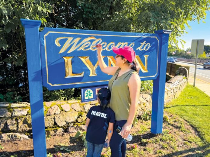 "Bienvenidos a Lynn" Letrero tiene otra cara