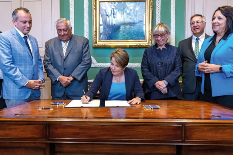 Gobernadora Healey y vicegobernadora Driscoll firman presupuesto estatal