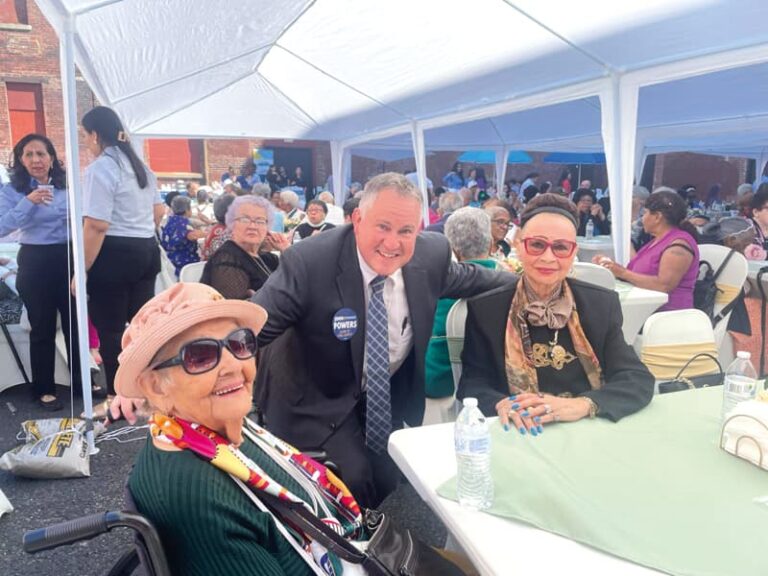 "El Martes, 3 de Septiembre, humildemente le pido que vote John Powers para Secretario Civil de la Corte del Condado de Suffolk": John Powers, Magistrado Civil de la Corte.